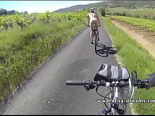 Yolda kamu bisikleti içinde Yanıp sönen ve çıplak