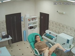 숨겨진 캠을 통해 산부인과 의사의 사무실에서 여성에 대한 감시
