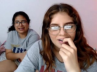 Twee nerdy latinas spelen met hun kutjes op cam