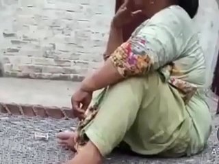 Desi hete Pakistaanse tante wiet roken