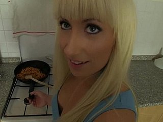 Домашний секс на кухне с роговой чешской подругой
