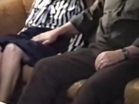 casal de idosos small-minded sofá