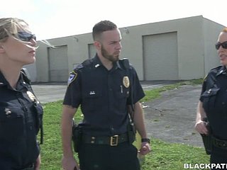 Twee politievrouwen neuken de zwarte kerel en laten fringe twats likken