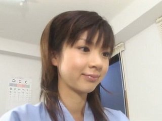 Petite adolescente asiatico Aki Hoshino visita il pier per il check-up