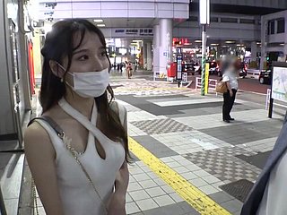 جاپانی لڑکی ایک اجنبی کی طرف سے بھاڑ میں جاؤ