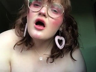 British BBW dans des lunettes se masturbe sur webcam
