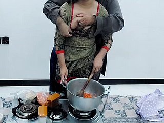 Pakistaanse dorpsvrouw geneukt round de keuken tijdens het koken met heldere Hindi -audio