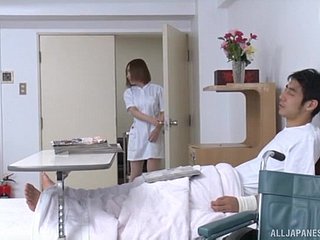 Porno d'hôpital agité entre une infirmière japonaise chaude et un casing
