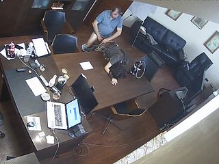 Russische baas verdomde secretaris in de kantoorspycam voyeur