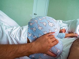 The grippe sorellastra si sveglia e aiuta il fratellino a venire mentre guarda il porno - Creampie