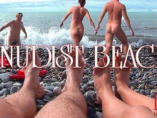 Spiaggia per nudisti - Giovane coppia nuda close to spiaggia, coppia di adolescenti nudi