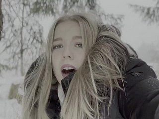 18歳の10代は雪の中で森の中で犯されています