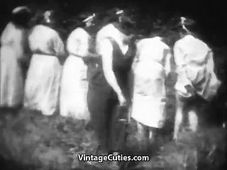 Napalone Mademoiselles zostają klapsy w Countryside (Vintage z lat 30. XX wieku)