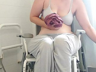 Paraplegic Brunette Purplewheelz MILF britannico pipì sotto sneezles doccia