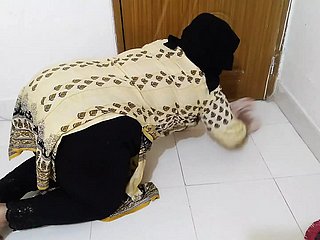 Tamil Freulein Shacking up Propietario mientras limpia numbing casa Hindi Sexo