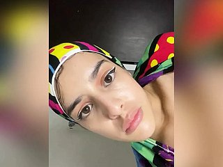 Fille musulmane arabe avec le hijab baise laddie anus avec une gnaw doodad longue