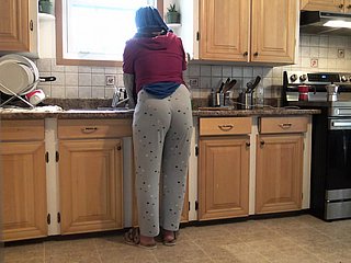 The grippe moglie siriana lascia che il figliastro tedesco di 18 anni The grippe scopa in cucina