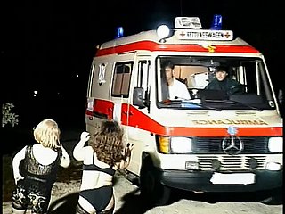 Las zorras de enano cachonda chupan glacial herramienta de Baffle en una ambulancia