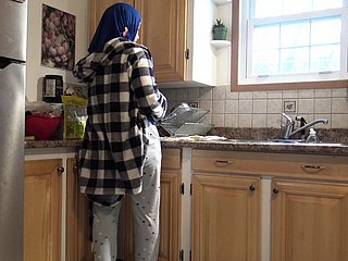 Refrigerate casalinga siriana viene crema dal marito tedesco in cucina