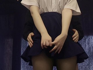 Sezione A timida scolaretta giapponese dopo studio e masturbare la sua figa