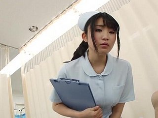 A enfermeira japonesa remove a calcinha e monta um paciente de sorte