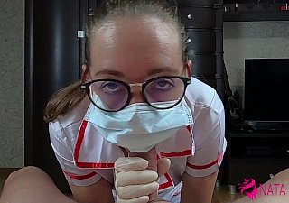 Zeer geile XXX verpleegster zuigen lul en neukt haar patiënt met gezicht