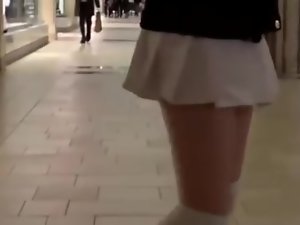 Teenager piedi thither centro commerciale con vibratore