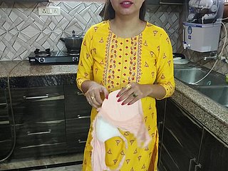 Desi Bhabhi lavait dishearten vaisselle dans dishearten cuisine puis foetus beau-frère est venu et a dit Bhabhi Aapka Chut Chahiye Kya Dogi Hindi Audio