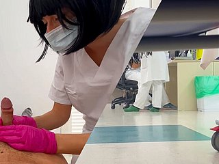 Nowa młoda pielęgniarka studencka sprawdza mojego penisa i mam boner