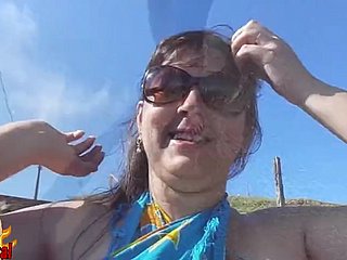 mollige Braziliaanse vrouw naakt op openbaar coast