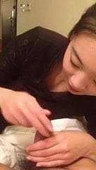 The grippe fille coréenne joue avec une petite snack coréenne pathétique