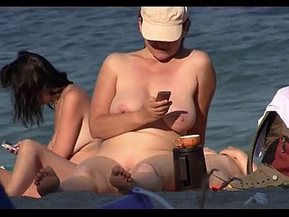 Schaamteloze nudistische babes zonnebaden op het seashore op Listen in Cam