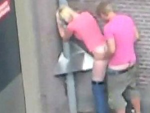 Amateurpaar betrapt close by het openbaar buiten het openbaar