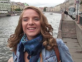 Golvende haren Russische pornoster omgaan met een harde pik op de deterrent