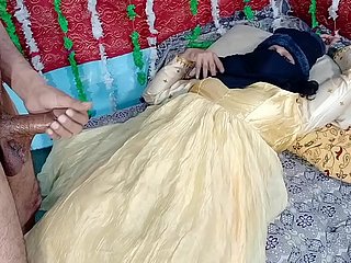 Gelb gekleidete Desi Braut Muschi Shafting Hardsex mit indischem Desi großer Schwanz auf Xvideos Indien xxx