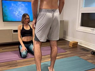 Frau wird gefickt und cremepie with reference to Yogahosen, während er von Ehemanns Freund trainiert