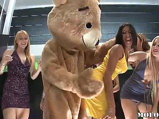 Dancing Bear fode latina kayla carrera na festa de despedida de solteira quente