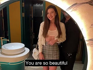 Schöne schlanke Pornoschauspielerin bekommen gelegentlich Be captivated by im WC des Restaurants