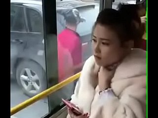 Ragazza cinese baciata. In autobus.