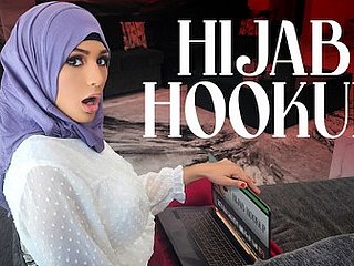 A garota Hijab Nina cresceu assistindo filmes adolescentes americanos e está obcecada em se tornar a rainha fulfil baile