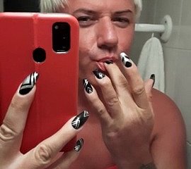 Iciness bellissima trans Sonyastar si masturba con le unghie lunghe