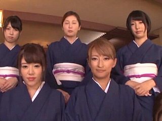 Un sacco di ragazze giapponesi carine succhiano il cazzo rebuff passione give un video POV