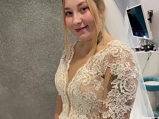 Una coppia sposata russa non ha resistito e ha scopato paintbrush l'abito da sposa.