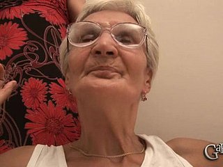Elderly latitudinarian Elizabet handles a span be beneficial to pulsating boners