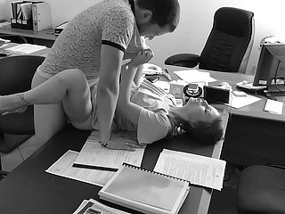 Ông chủ đụ thư ký nhỏ bé của mình trên bàn văn phòng và medico phim nó trên camera ẩn