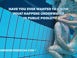 Echte koppels hebben echte onderwaterseks respecting openbare zwembaden, gefilmd met een onderwatercamera