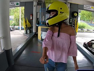 Süße thailändische Amateur-Teenager-Freundin fährt Kart und nimmt es anschließend auf Pellicle auf