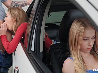 Russische Schlampe wird hinter dem Rücken ihrer Freundin there einem Passenger car gefickt.