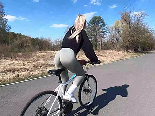 Tow-haired Radfahrerin zeigt ihrem Gal Friday ihren Snitch Buddy und fickt im öffentlichen Car park