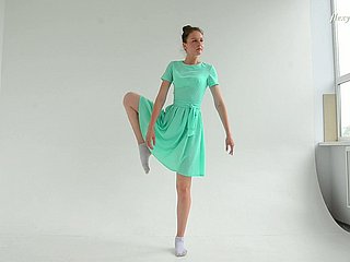 Sneezles gimnasta rusa Alla Sinichka se desnuda y muestra su delicioso coño calvo